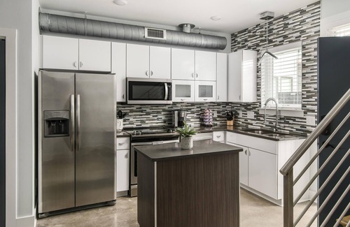 McFerrin Park House | Delightful Getaway! Free Parking, Mins To Broadway!