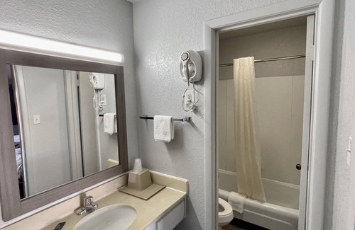 Cleburne Hotel | Delux Inn