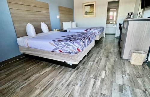 Cleburne Hotel | Delux Inn