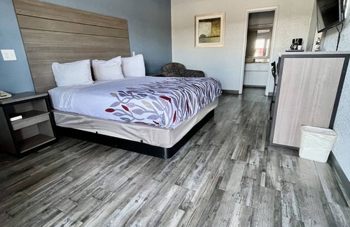 Cleburne Hotel | Delux Inn