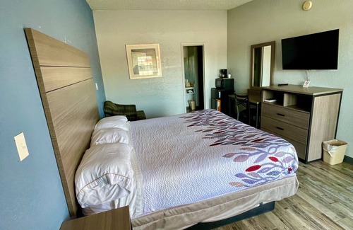 Cleburne Hotel | Delux Inn