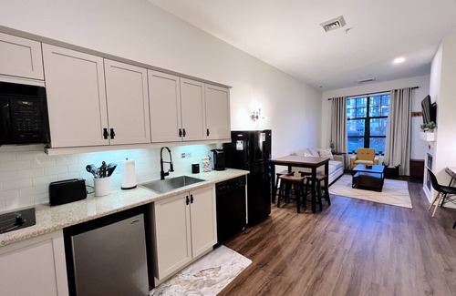 Vernon Condo | ⭐️ DELUXE 1 Bdr - Walkout Patio to Pool & Hot Tub ⛰ Mountain Creek Resort @ Appa