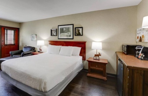 Columbia Hotel | Deluxe King Bed with Private Balcony! Stoney Creek Columbia, Parking