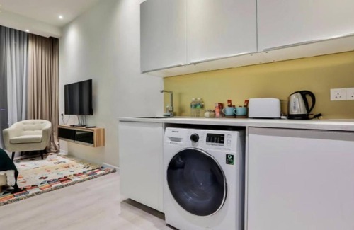 Kuala Lumpur City Centre Apartment | Deluxe King Suite with Twin Tower View 18