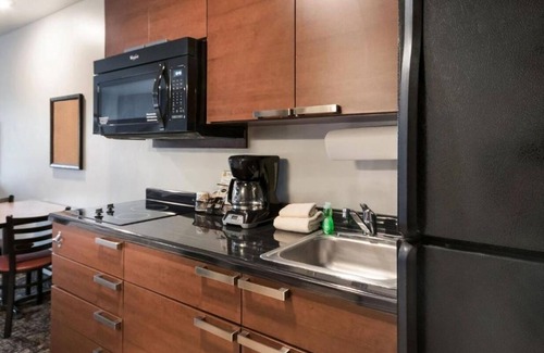 Bozeman Hotel | Deluxe Mountain View Room for Relaxation and Adventure | Kitchen | Free Parking