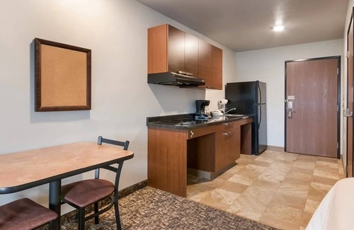 Bozeman Hotel | Deluxe Mountain View Room for Relaxation and Adventure | Kitchen | Free Parking