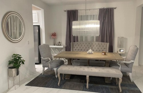 Palmetto House | Deluxe Room in Palmetto