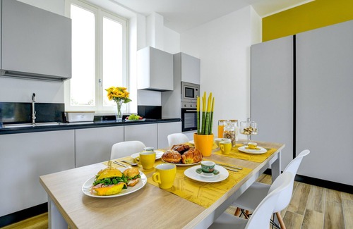 Desenzano del Garda City Centre Apartment | Desenzanoloft Palazzo Visconti-Collo Lungo Giallo