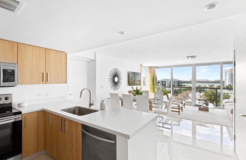 Bay Harbor Islands Apartment | Designer 3BR, 2.5BA PH | Bay Harbor Islands Rooftop Pool, Balcony & Family