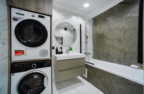 Riscani Apartment | Designer Apartment with 2 Bedrooms, Full Kitchen, Rain Shower & Coffee Station and Netflix - GrandStay