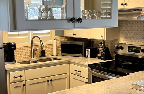 Mid America Cottage | Designer-styled waterfront cottage 5 min to Races