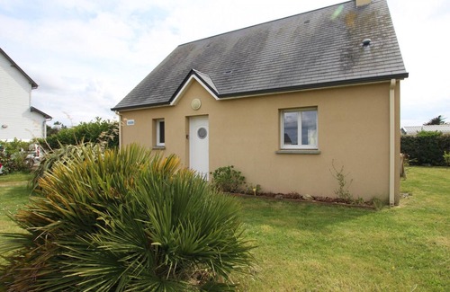 Saint-Germain-sur-Ay Cottage | Detached House with Garden in Saint-Germain-sur-Ay