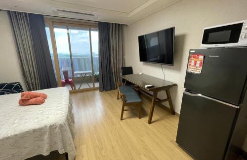 Clark Freeport Apartment | DHeights Monterrace Clark Studio with Kitchen Overlooking Balcony