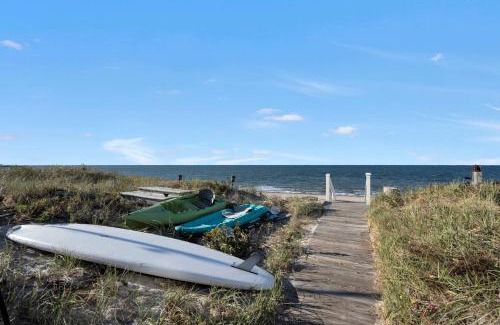 Wading River House | Diana Luxury Retreat: Private Beach and Vineyards