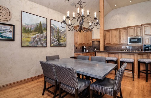 Beaver Creek House | Direct Ski Access,Mtn Views!Walk to Shops & Dining in BC Village Great LOCATION!