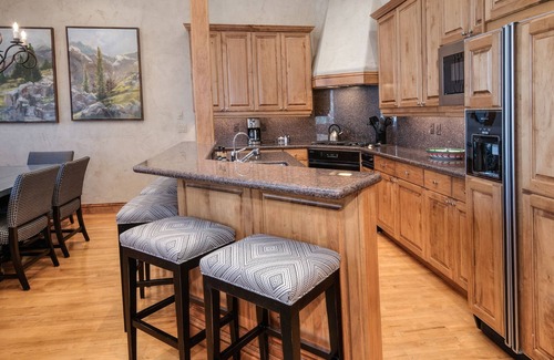 Beaver Creek House | Direct Ski Access,Mtn Views!Walk to Shops & Dining in BC Village Great LOCATION!