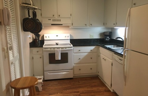 West Beach Cottage | DISCOUNTED for longer stays - Couple or Family; Pets; Pool! Enjoy A Beach Fall
