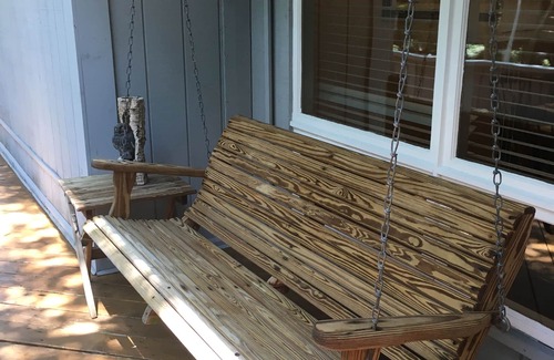West Beach Cottage | DISCOUNTED for longer stays - Couple or Family; Pets; Pool! Enjoy A Beach Fall