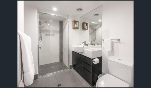 South Brisbane Apartment | Discover urban bliss in our 1-bedroom King bed apartment! City views and cultural gems
