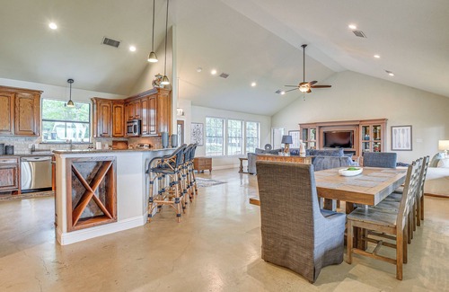 Alvarado House | Dock & Game Room: Alvarado Lake Getaway!
