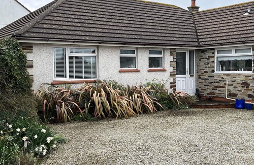 St Merryn House | Dog friendly bungalow with EV charger, a short walk to St Merryn village centre