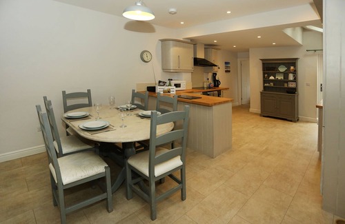Winterton-on-Sea House | Dog friendly cottage moments from beautiful Winterton beach