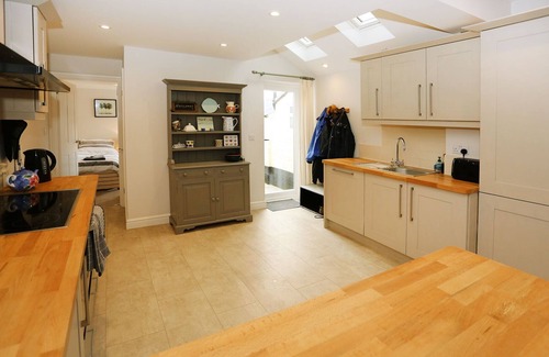 Winterton-on-Sea House | Dog friendly cottage moments from beautiful Winterton beach