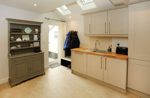 Winterton-on-Sea House | Dog friendly cottage moments from beautiful Winterton beach