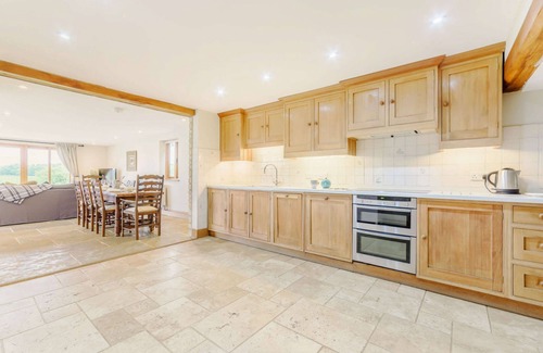 Chedworth Cottage | Dog friendly holiday cottage in the Cotswolds with a hot tub - Owls Roost