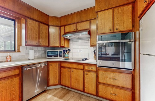 Jacoby Creek House | Dog-Friendly Home with a Creek View - Free WiFi, Fireplace, & Washer/Dryer