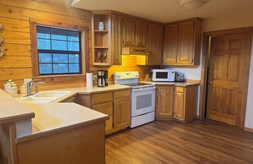 Eureka Springs Historic District Cabin | Dogwood Lodge- A beautiful three bedroom, two bath log cabin with Hot Tub! Hiking Trail & Cave on property!