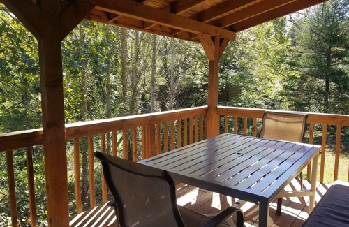 Eureka Springs Historic District Cabin | Dogwood Lodge- A beautiful three bedroom, two bath log cabin with Hot Tub! Hiking Trail & Cave on property!