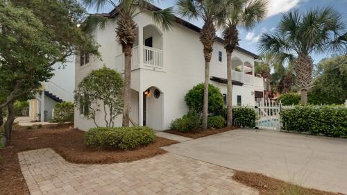 Seawalk Circle House | Dolphin House