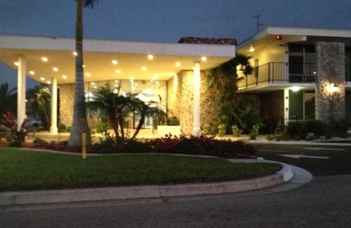 Caloosahatchee Resort | Dolphin Key Resort - Cape Coral