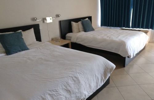 Caloosahatchee Hotel | Dolphin Key Resort
