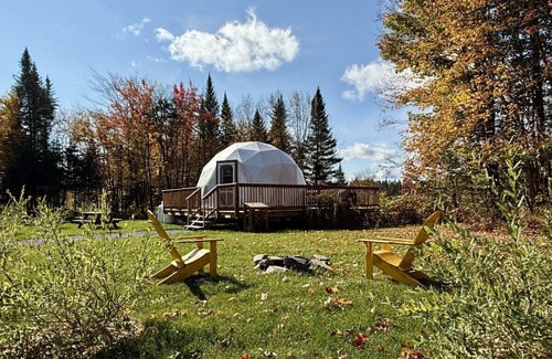 Saint-Gabriel-de-Valcartier House | Dome # 1 with view to the mountains