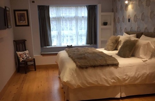 Glastonbury Bed & Breakfast | Double or Twin-Ensuite with Shower-The Spotted Owl