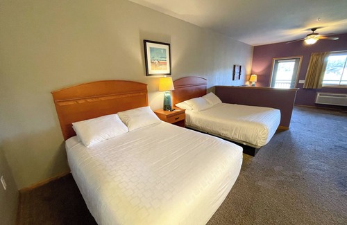 Lake Delton Hotel | Double Queen Hotel Room @ Spring Brook Resort