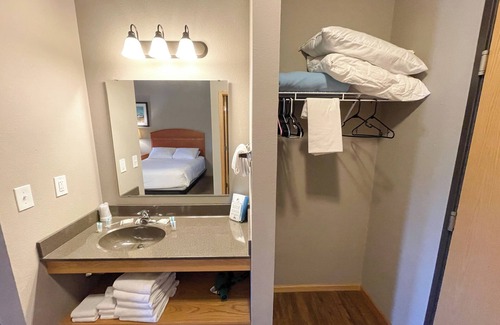 Lake Delton Hotel | Double Queen Hotel Room @ Spring Brook Resort