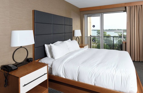 Downtown Niagara Falls Hotel | DoubleTree by Hilton Hotel Niagara Falls New York
