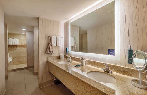 Lawrence Hotel | DoubleTree by Hilton Hotel Lawrence