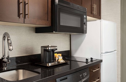 Pointe Claire Hotel | DoubleTree by Hilton Pointe Claire Montreal Airport West