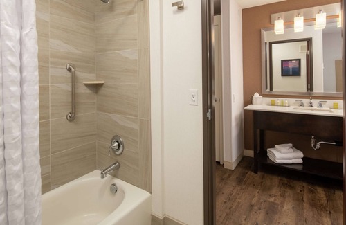 Tigard Hotel | DoubleTree by Hilton Portland - Tigard