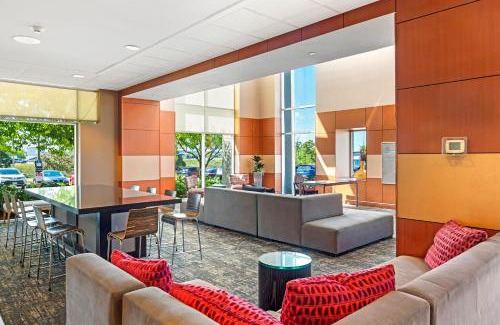 Roseville Hotel | DoubleTree by Hilton Roseville Minneapolis
