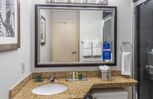 Roseville Hotel | DoubleTree by Hilton Roseville Minneapolis