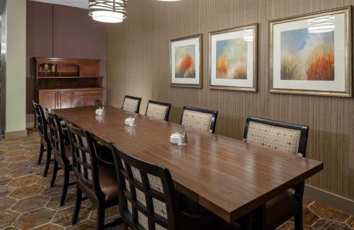 Overland Park Hotel | DoubleTree by Hilton Kansas City - Overland Park