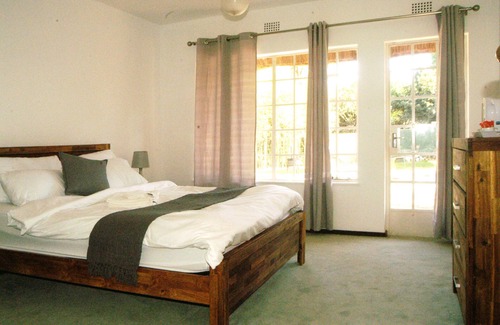 Greater Johannesburg Metropolitan Area Cabin | Douglas Lodge - a serene retreat in a peaceful Sandton suburb