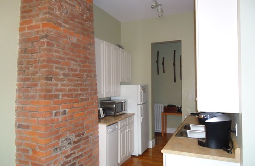 Queens Square Apartment | Down Town Heritage Suite on Water Street