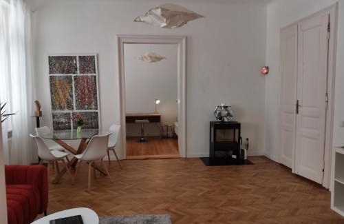 Old Town Apartment | Downtown 3 BDR Charm - walk to all attractions