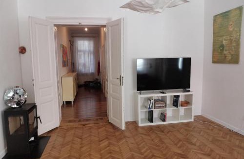 Old Town Apartment | Downtown 3 BDR Charm - walk to all attractions